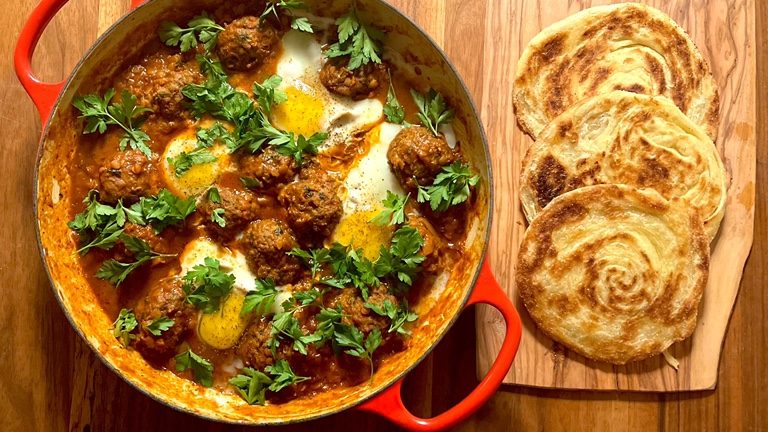 Moroccan tagine with kefta, lentils and egg