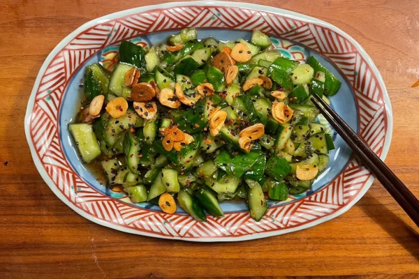 Asiatischer Gurkensalat „smashed“