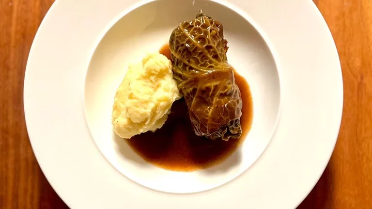 Savoy cabbage rolls in braising sauce