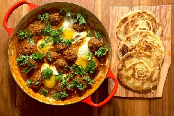 Moroccan tagine with kefta, lentils and egg