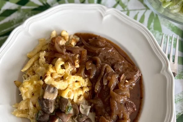 Geschmorter Zwiebelrostbraten mit Rahmschwammerl