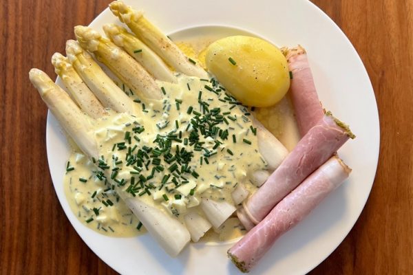 White asparagus with Bozner Sauce