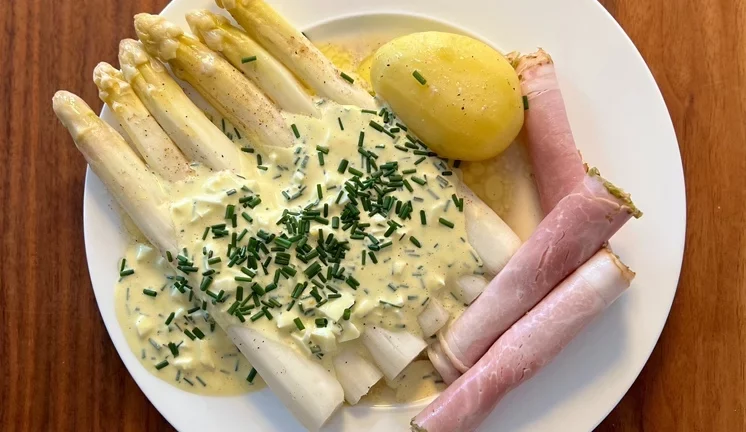 White asparagus with Bozner Sauce