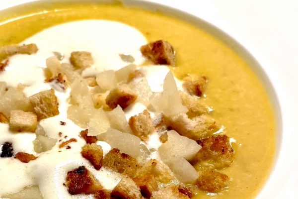 Festive vineyard soup with pears and bread croutons