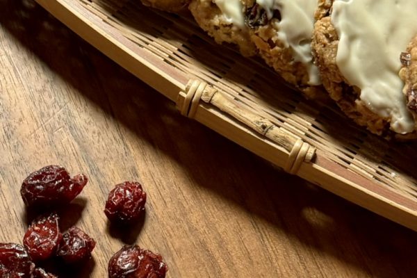 Hafer-Cranberry-Kekse mit weißer Schokolade