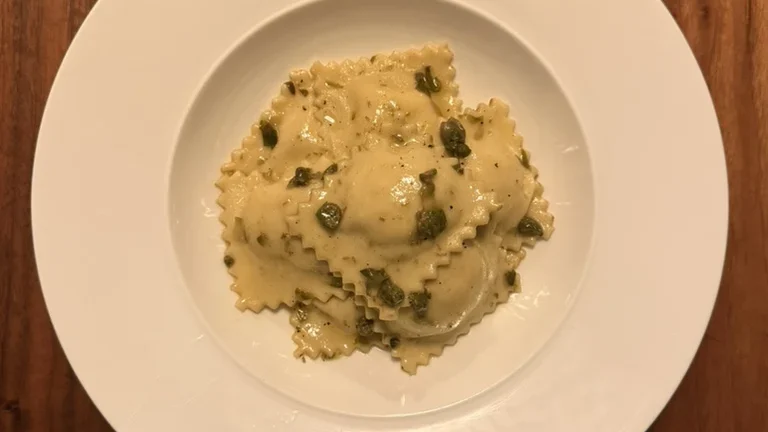 Räucherfisch-Ravioli mit Kapernbutter