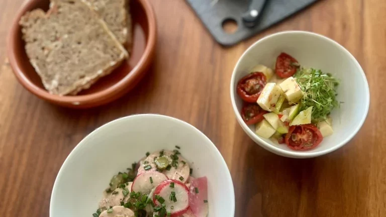 Bayerischer Wurstsalat und eingelegter Bergkäse