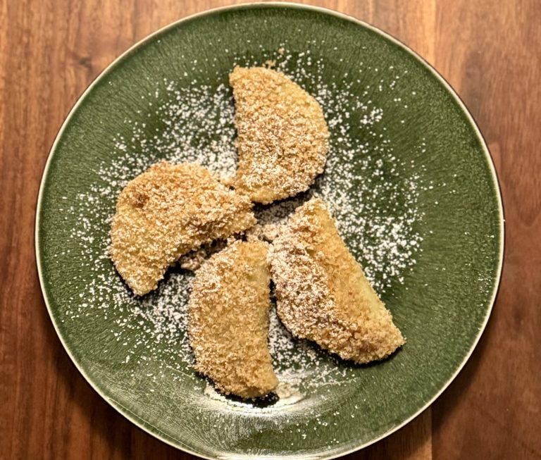 Powidltascherl auf einem grünen Teller