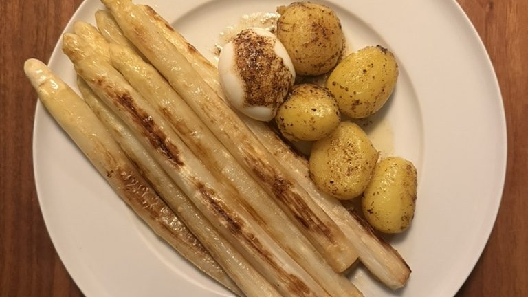 Gebratener Spargel mit Misobutter