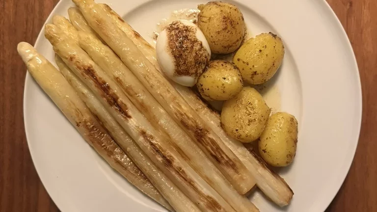Gebratener Spargel mit Misobutter